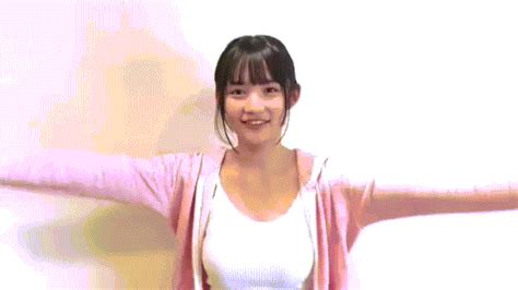 ポロリ gif|【ハプニングエロGIF】胸チラやパンチラなど驚きと羞恥心にエ。